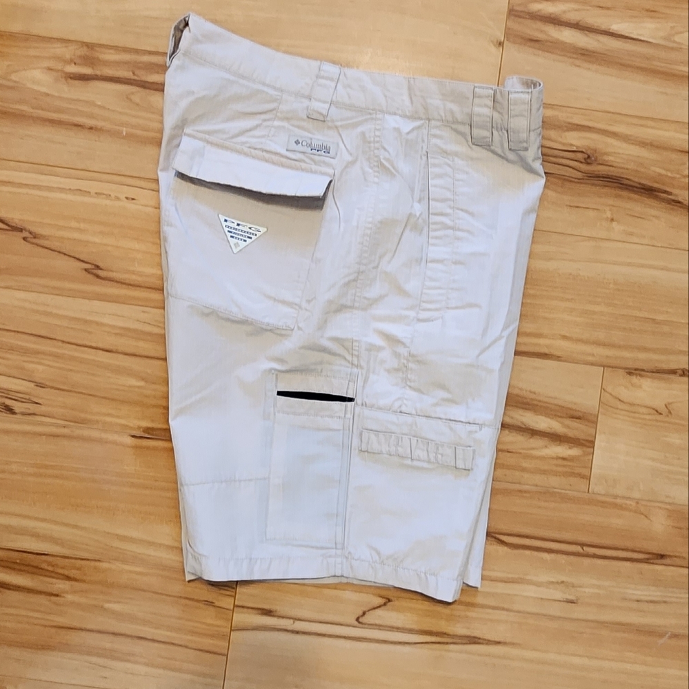 MEN'S COLUMBIA OMNI-SHARE CARGO MULTIPLE POCKETS SHORT SIZE 32 COLOR: KHAKI